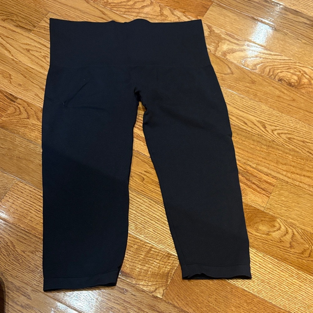 Soma Womans Capri Black Leggings (L)